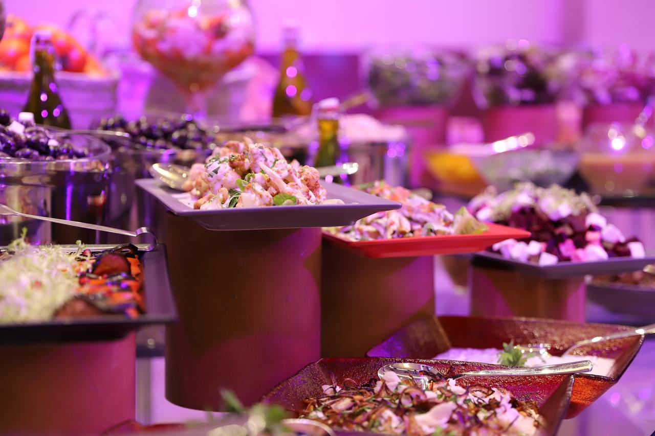 Somewhere Hotel Al Ahsa Al-Hofuf Esterno foto A buffet at a restaurant
