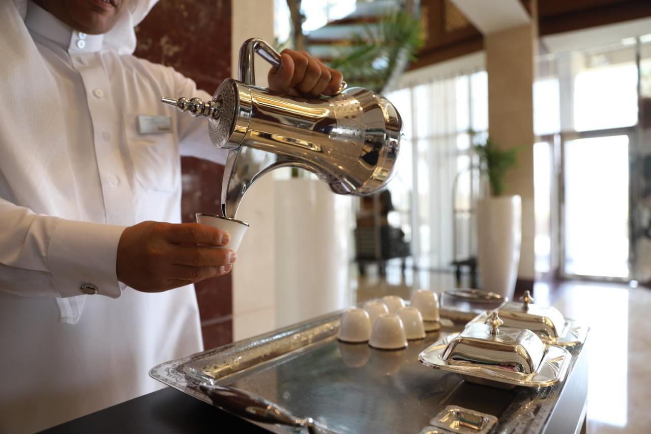 Somewhere Hotel Al Ahsa Al-Hofuf Esterno foto Arabic coffee being served