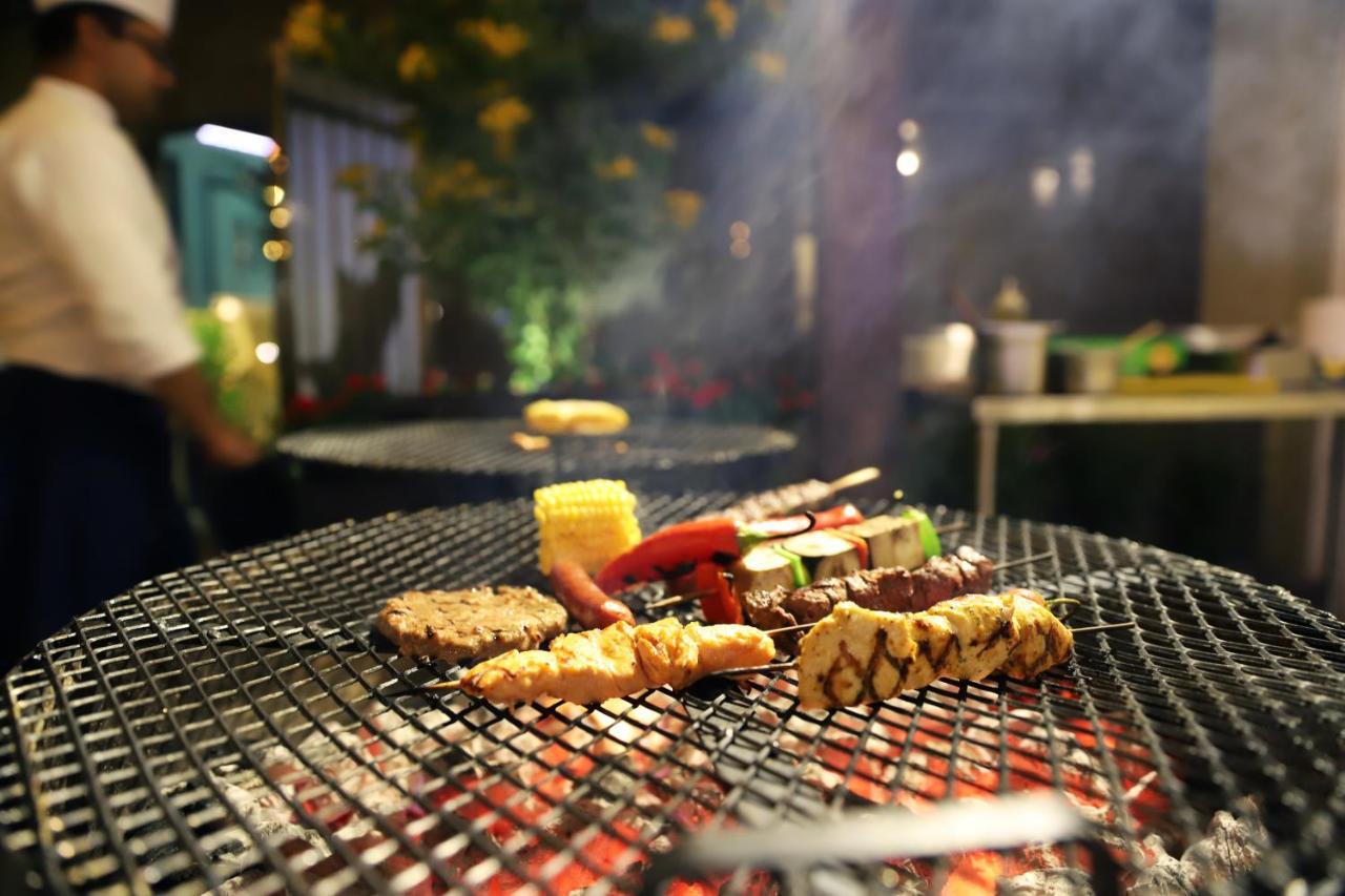 Somewhere Hotel Al Ahsa Al-Hofuf Esterno foto A barbecue grill
