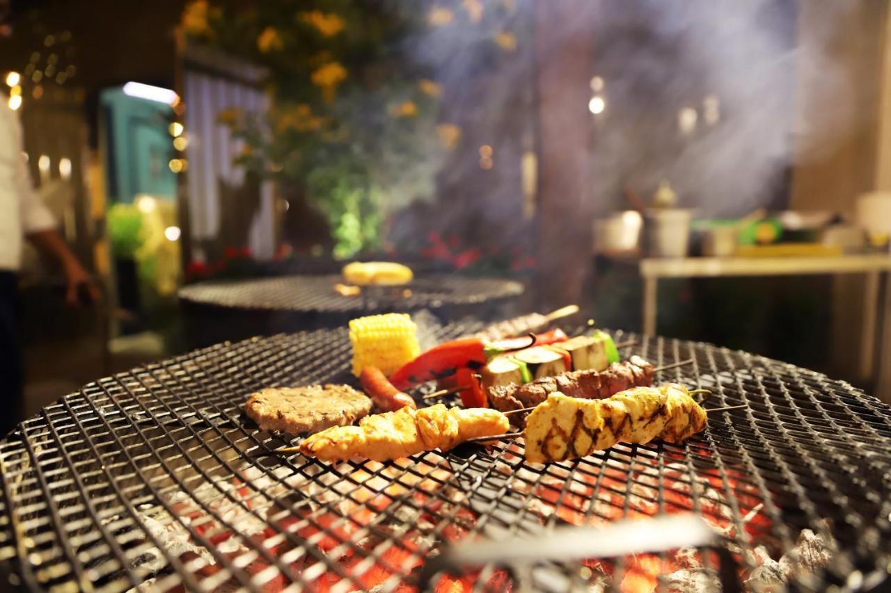 Somewhere Hotel Al Ahsa Al-Hofuf Esterno foto A barbecue in progress