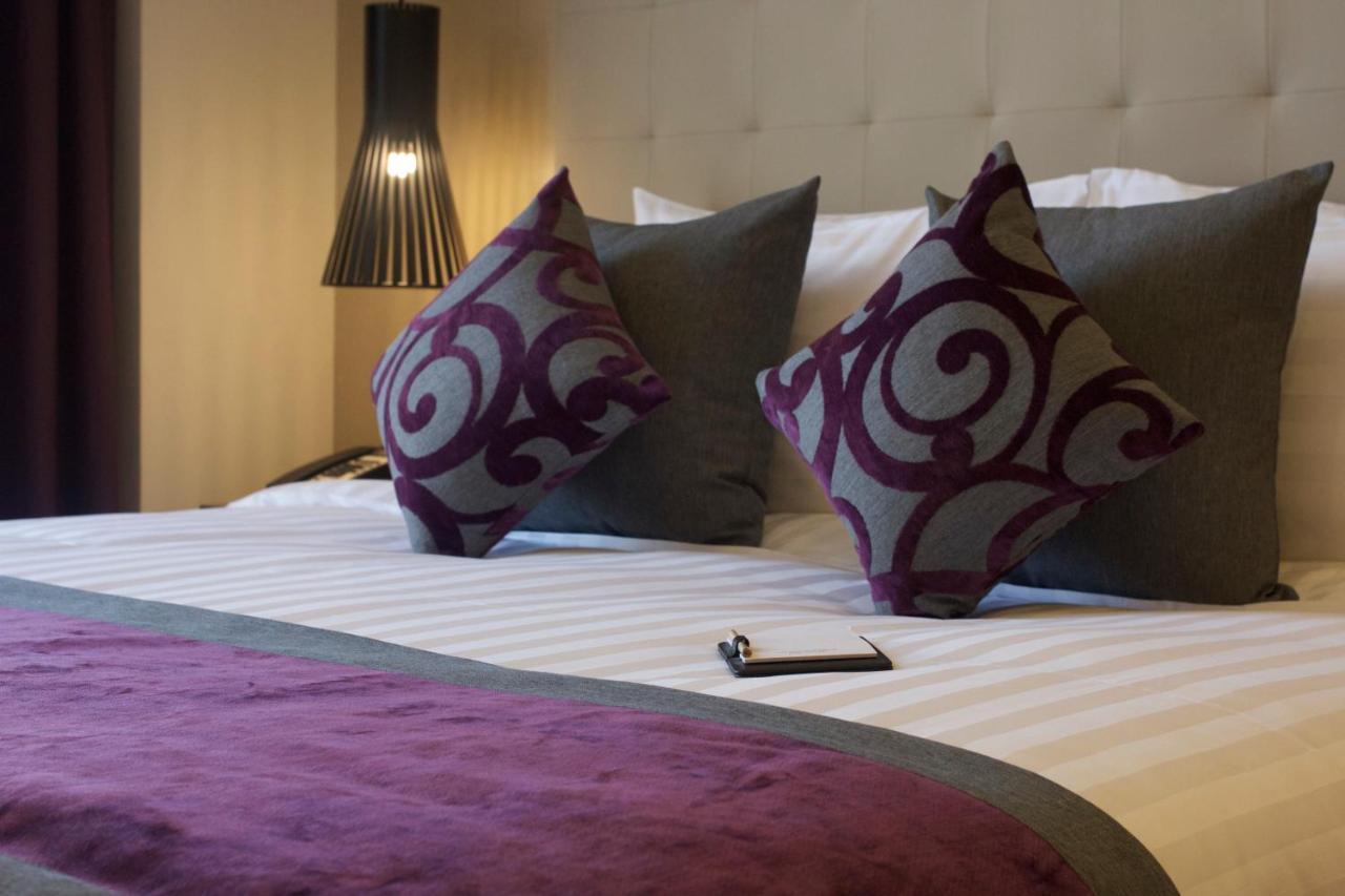Somewhere Hotel Al Ahsa Al-Hofuf Esterno foto A bed with cushions