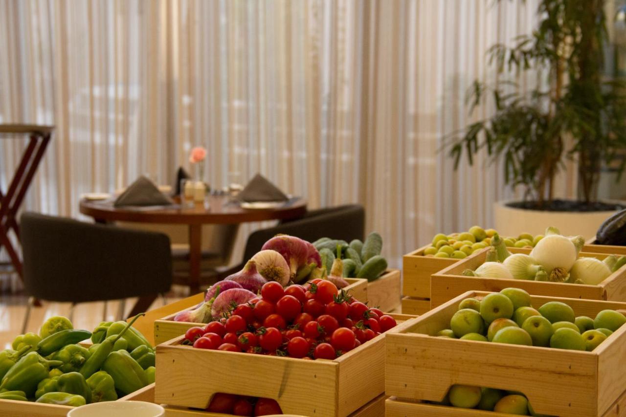 Somewhere Hotel Al Ahsa Al-Hofuf Esterno foto Fruits at a buffet