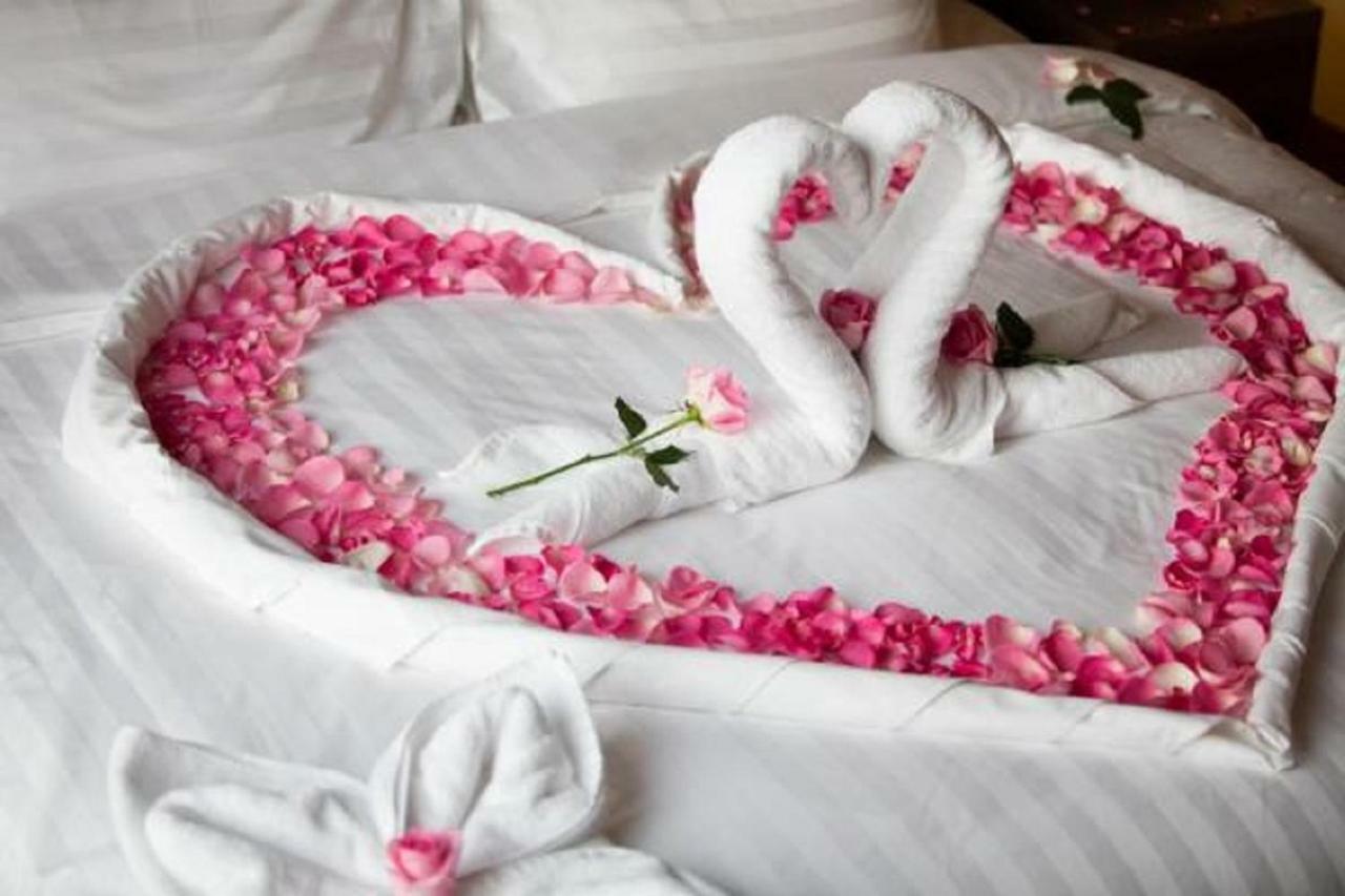 Somewhere Hotel Al Ahsa Al-Hofuf Esterno foto A heart-shaped bed